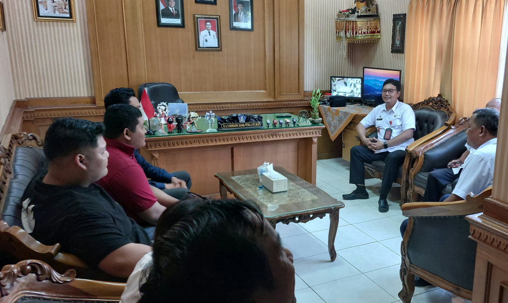 PANITIA PEMUNGUTAN SUARA (PPS) KEROBOKAN KAJA SELESAIKAN TUGAS PILKADA 2024 DENGAN LANCAR, BERPAMITAN KEPADA LURAH